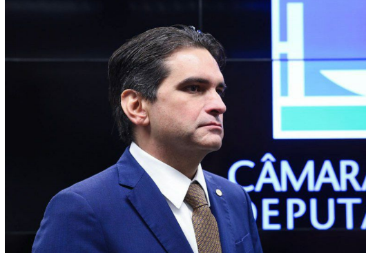 PL de Murilo Galdino que garante acompanhante em exame de direção para pessoas com TEA e Down avança e é aprovado em Comissão